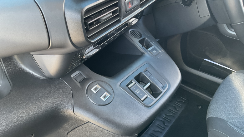 Vauxhall Combo Life 100kW Ultimate XL 50kWh 5dr Auto Electric Estate